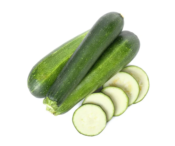 Courges fraîches courgettes avec des morceaux sur fond blanc — Photo