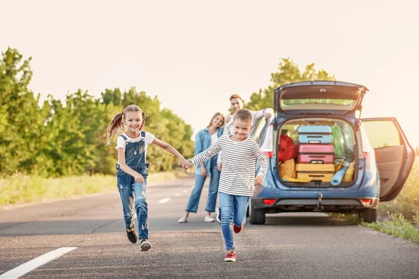 Bambini felici ei loro genitori vicino auto all'aperto — Foto Stock