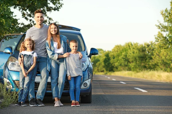 Gelukkige familie in de buurt van auto buiten — Stockfoto