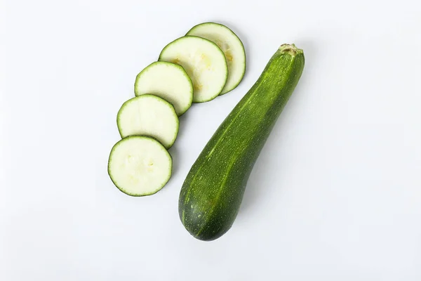 Calabacín fresco con trozos sobre fondo blanco — Foto de Stock