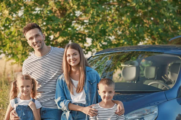 Família feliz perto de carro ao ar livre — Fotografia de Stock