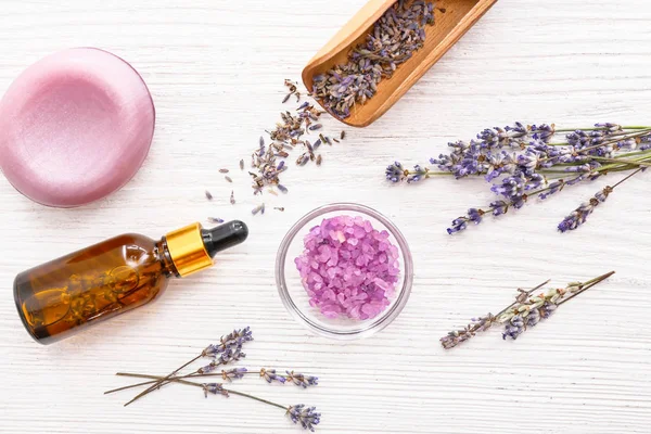 Lavendel bloemen met cosmetica op witte houten achtergrond — Stockfoto