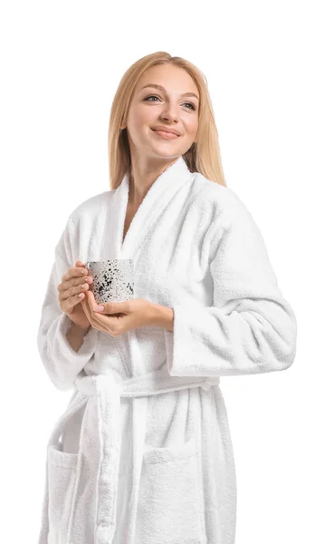 Piękna młoda kobieta w szlafroku picie kawy na białym tle — Zdjęcie stockowe