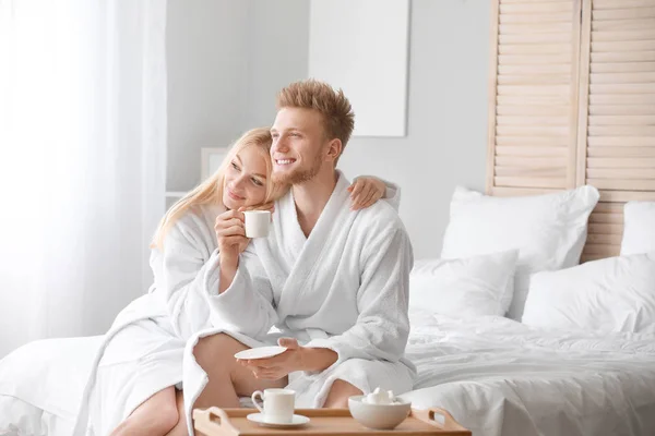 Rano szczęśliwej młodej pary w sypialni — Zdjęcie stockowe