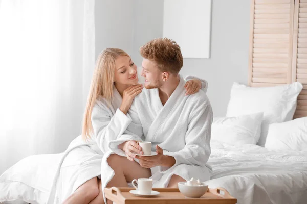 Ráno šťastného mladého páru v ložnici — Stock fotografie