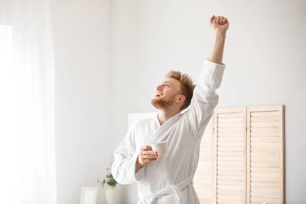 Morgon av ung man dricka kaffe hemma — Stockfoto