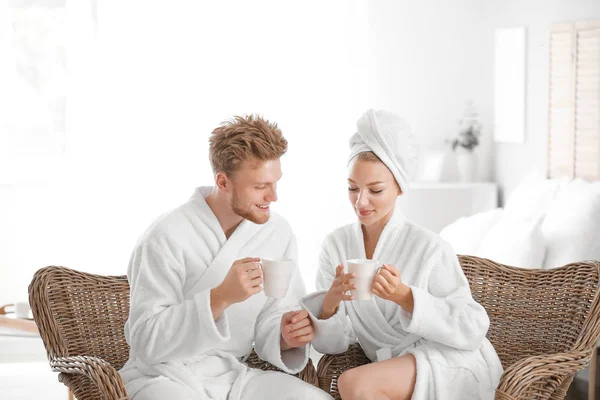 Pagi pasangan muda yang bahagia dalam mantel mandi di rumah — Stok Foto