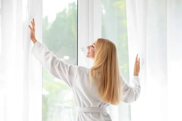 Mañana de hermosa joven mujer cerca de la ventana —  Fotos de Stock