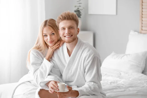 Rano szczęśliwej młodej pary w sypialni — Zdjęcie stockowe