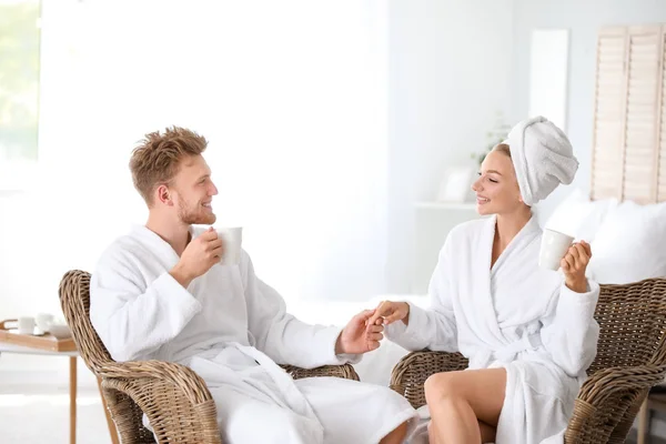 Mañana de feliz pareja joven en batas de baño en casa —  Fotos de Stock