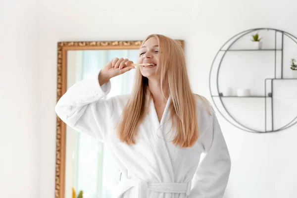 Matin de jeune femme brossant les dents dans la salle de bain — Photo