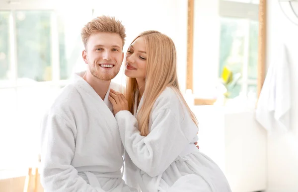 아침 의 행복한 젊은 커플 에 목욕 가운 에 홈 — 스톡 사진