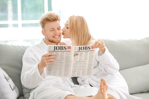 Manhã de feliz jovem casal ler jornal em casa — Fotografia de Stock