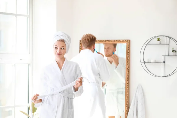 Morning of happy young couple in bathroom — Stock Photo, Image