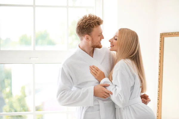 Утро счастливой молодой пары в халатах дома — стоковое фото