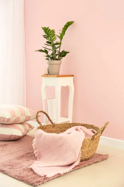 Interior of room with basket, pillows and table — Stock Photo, Image