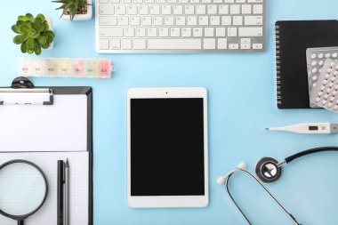 Tablet bilgisayar, pano, hap, stetoskop ve pc klavye renkli arka plan