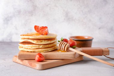 Masada çilek ve bal ile lezzetli krep