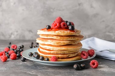 Lezzetli gözleme ve çilek tablo ile plaka