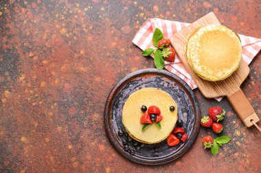 Grunge masada çilek ile lezzetli krep