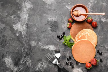 Grunge masada çilek ve bal ile lezzetli krep