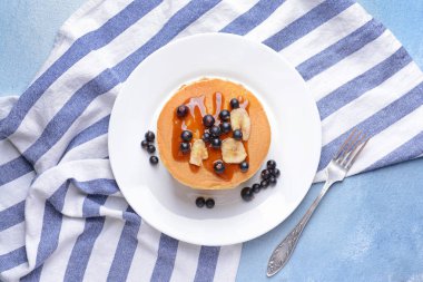 Tabakta meyve ve çilek ile lezzetli krep