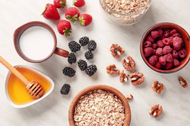Hafif masada süt, bal, fındık ve çilek ile yulaf gevreği