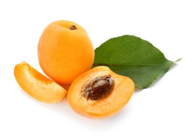 Beyaz arka planda lezzetli olgun kayısılar