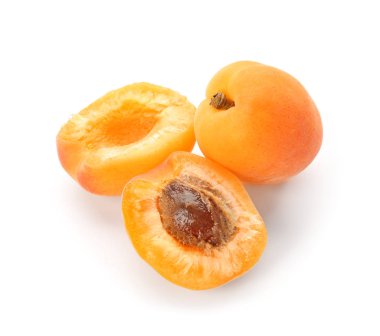 Beyaz arka planda lezzetli olgun kayısılar