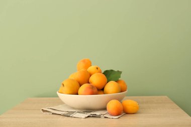 Renkli arka plan karşı masada lezzetli olgun kayısı ile Tabak