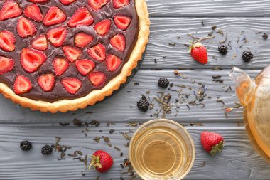 Çilek ve masada çay fincan ile lezzetli çikolatalı kek