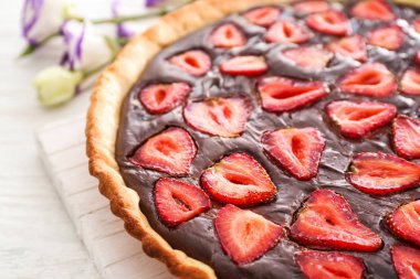 Masada çilek ile lezzetli çikolatalı kek, closeup