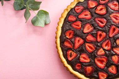 Renkli arka planda çilek ile lezzetli çikolatalı kek