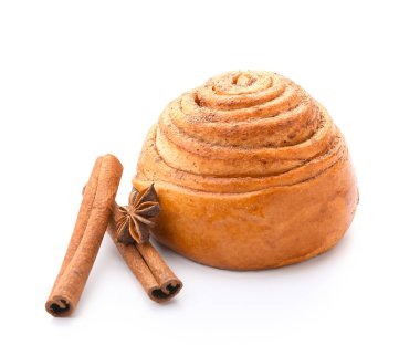 Beyaz arka planda lezzetli tarçın topuz