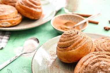 Tabakta lezzetli tarçınçörekler