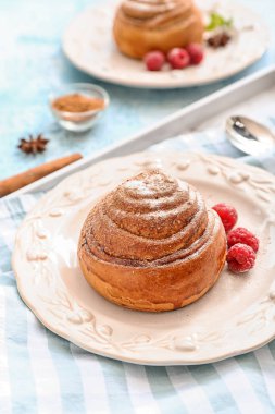 Masada lezzetli tarçın topuzun ile Tabak