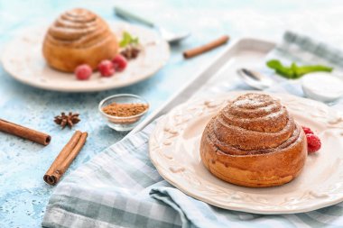 Masada lezzetli tarçın topuzun ile Tabak