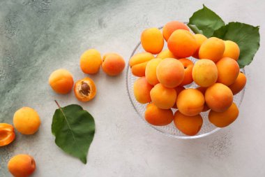 Renkli arka planda lezzetli kayısı ile Kase