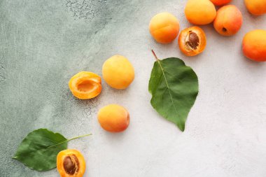 Renkli arka planda lezzetli kayısılar