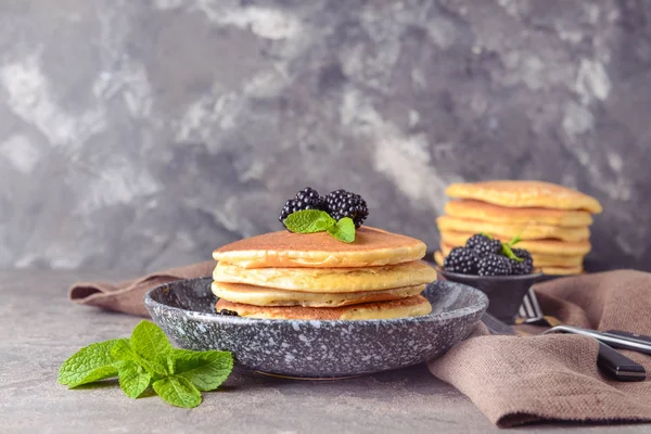 Piring dengan pancake lezat dan blackberry di atas meja — Stok Foto
