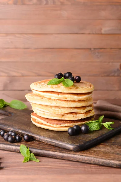 Pancake lezat dengan buah berry di atas meja — Stok Foto