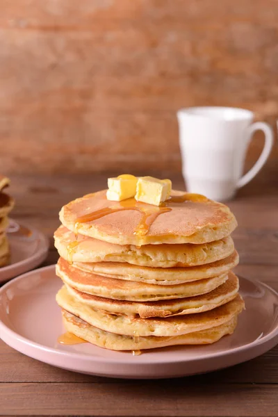 Pancake lezat dengan mentega di meja kayu — Stok Foto