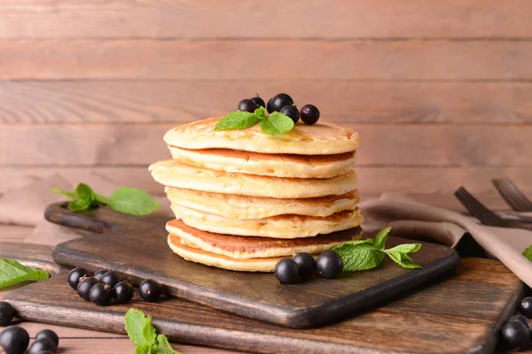 Pancake lezat dengan buah berry di atas meja — Stok Foto