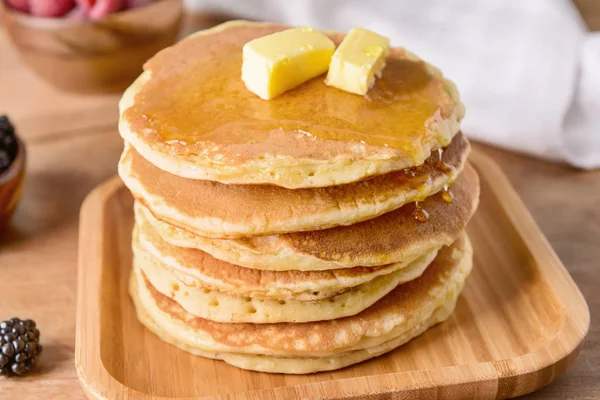 Panquecas saborosas com manteiga na mesa — Fotografia de Stock