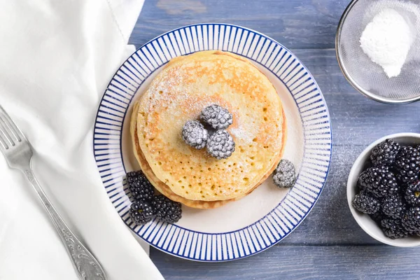 Leckere Pfannkuchen mit Beeren auf dem Tisch — Stockfoto