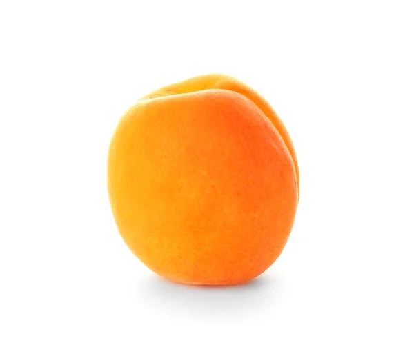 Смачний стиглий абрикос на білому тлі — стокове фото
