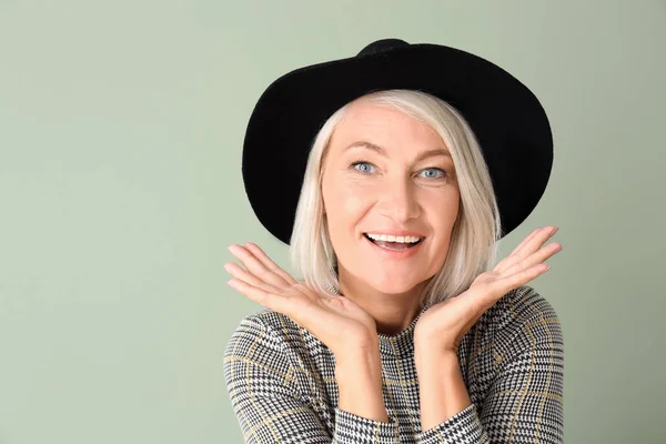 Mujer madura con estilo en el fondo de color — Foto de Stock