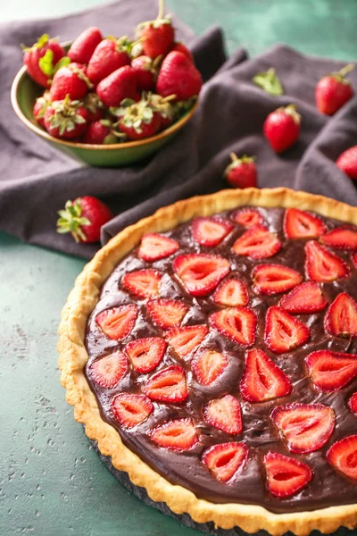 Gâteau au chocolat savoureux avec fraise sur la table — Photo