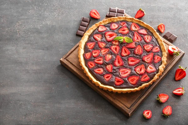 Gâteau au chocolat savoureux avec fraise sur la table — Photo