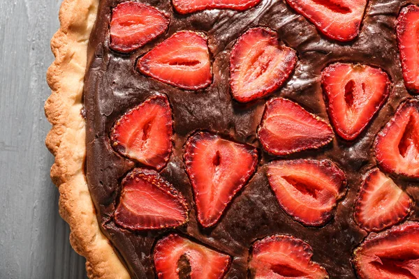 Gâteau au chocolat savoureux avec fraise sur la table, gros plan — Photo